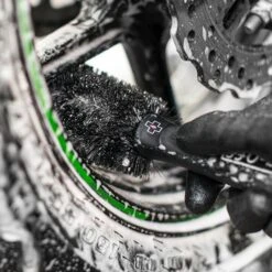 Muc-Off Basis Motorfiets Onderhoudspakket 11 Muc-Off Basis Motorfiets Onderhoudspakket -Motorfietsuitrustings Winkel muc off brush individual wheel component 3 1
