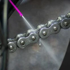 Muc-Off Wet Chain Lube Kettingspray 400ml -Motorfietsuitrustings Winkel muc off chain lube wet westher 400ml 3