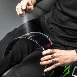 Muc-Off Helm- En Vizierreiniger 250ml 7 Muc-Off Helm- En Vizierreiniger 250ml -Motorfietsuitrustings Winkel muc off helmet visor cleaner 250ml 4